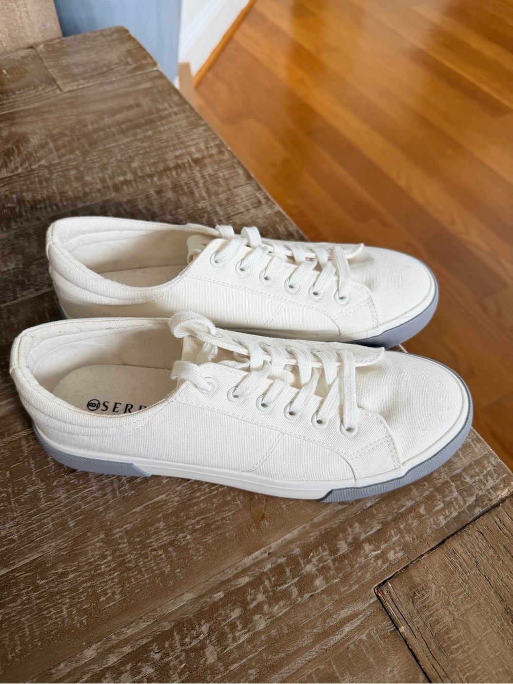 Serra Canvas Low-Top Sneakers Size 8 - Picture 7 of 7